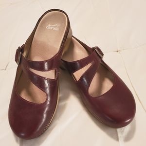 These Dansko leather clogs are a deep wine colour and a size 41 (10)